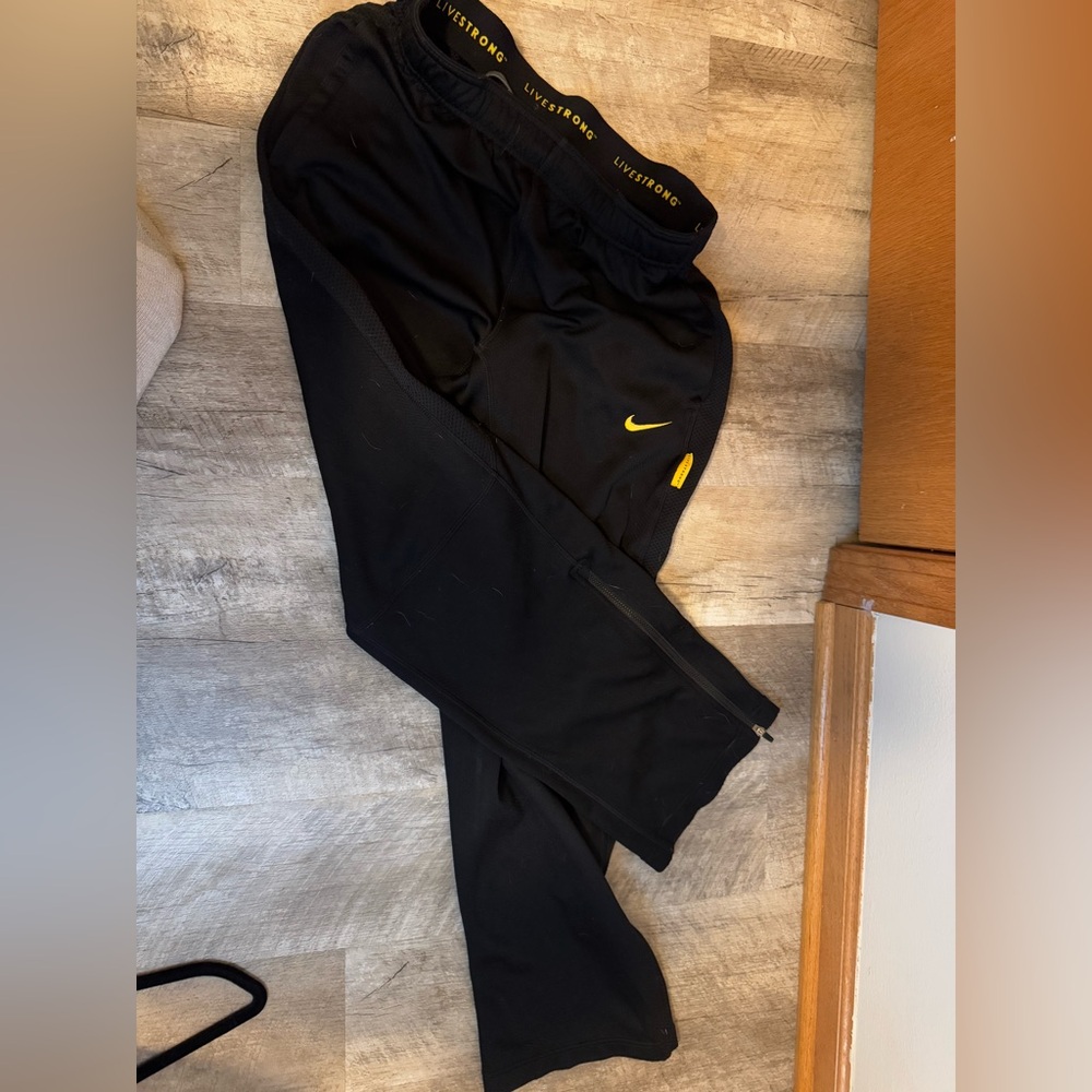 LIVESTRONG. NIKE Medium Dri-Fit joggers zipper detail at ankle